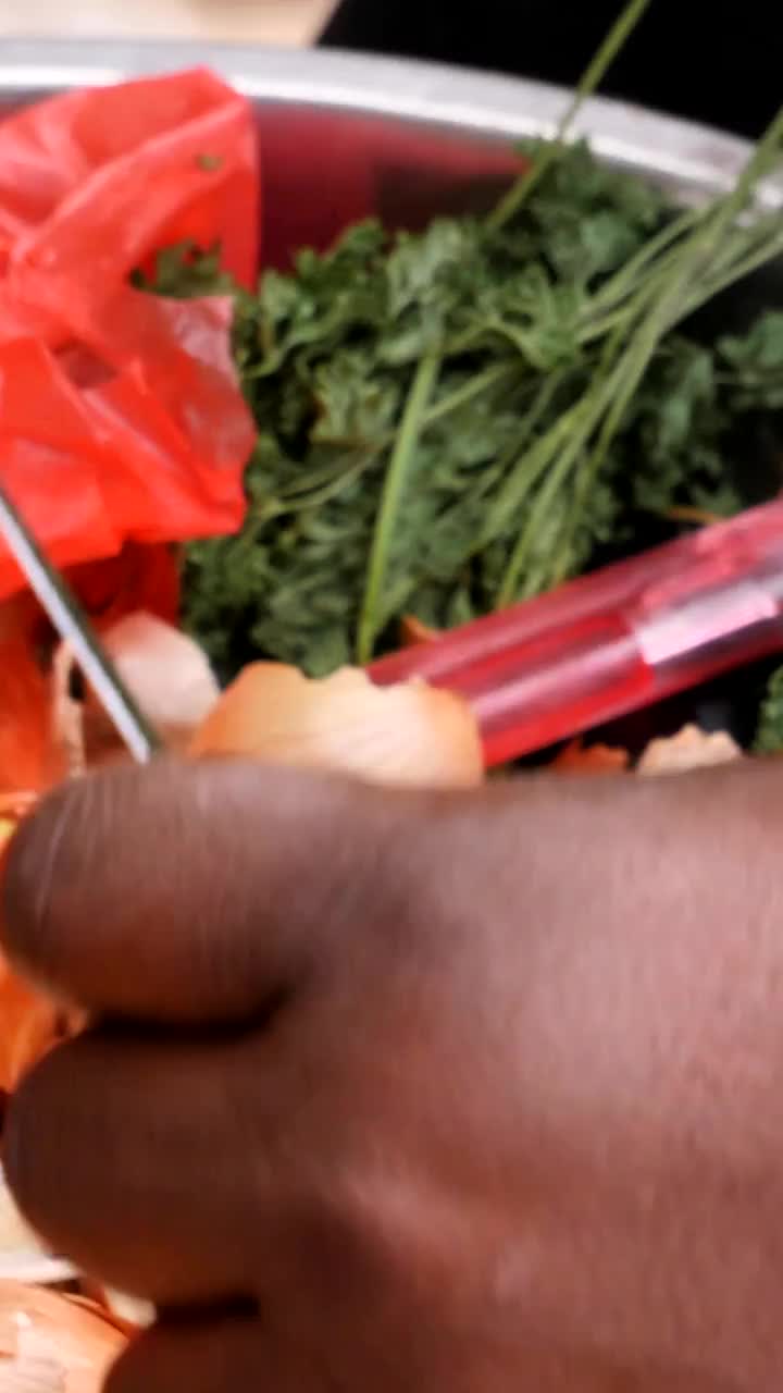 黑人妇女双手切洋葱底部的垂直视频特写镜头视频下载