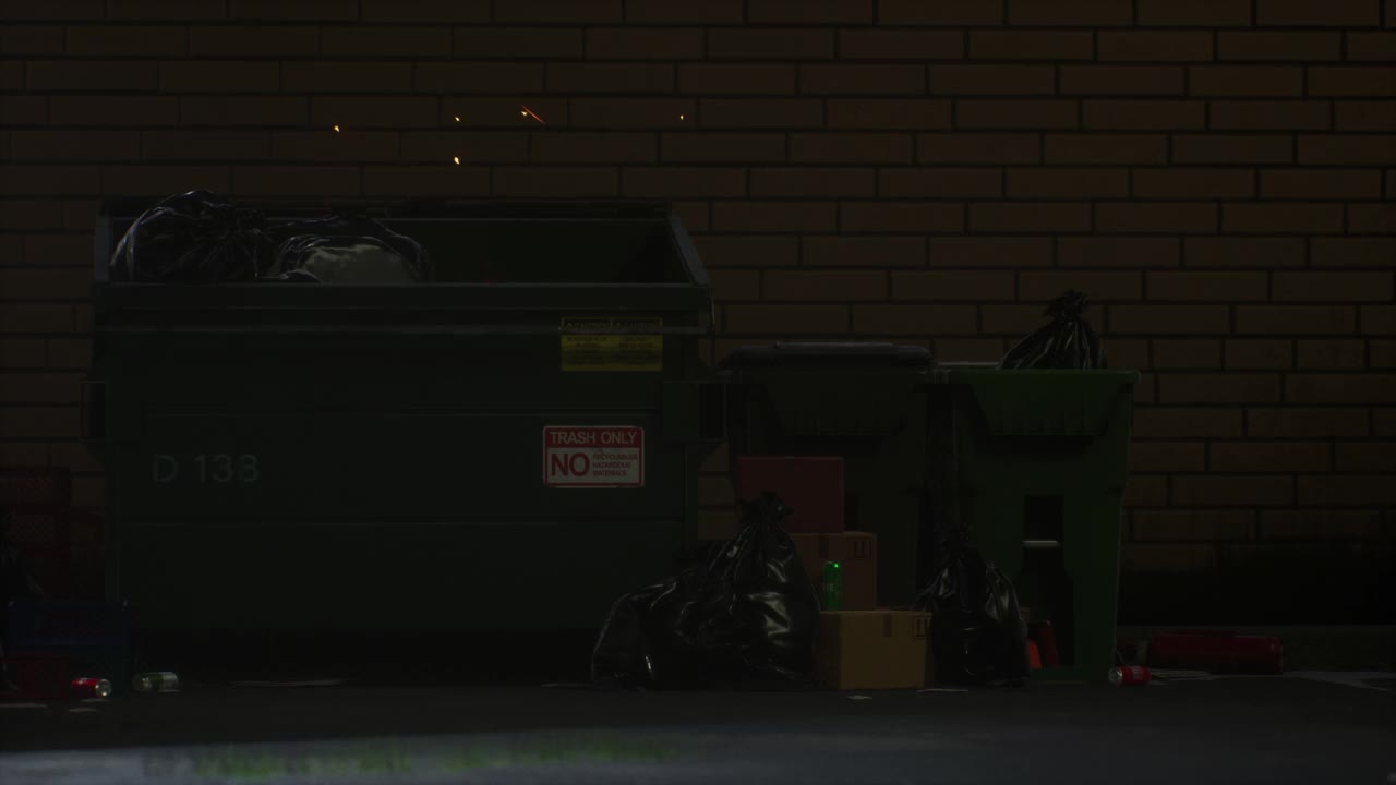 垃圾箱大火在夜晚肆虐，只被火焰照亮视频下载