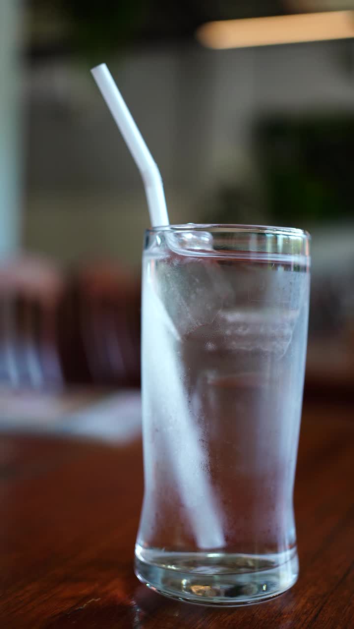 喝加冰块的玻璃杯水视频素材