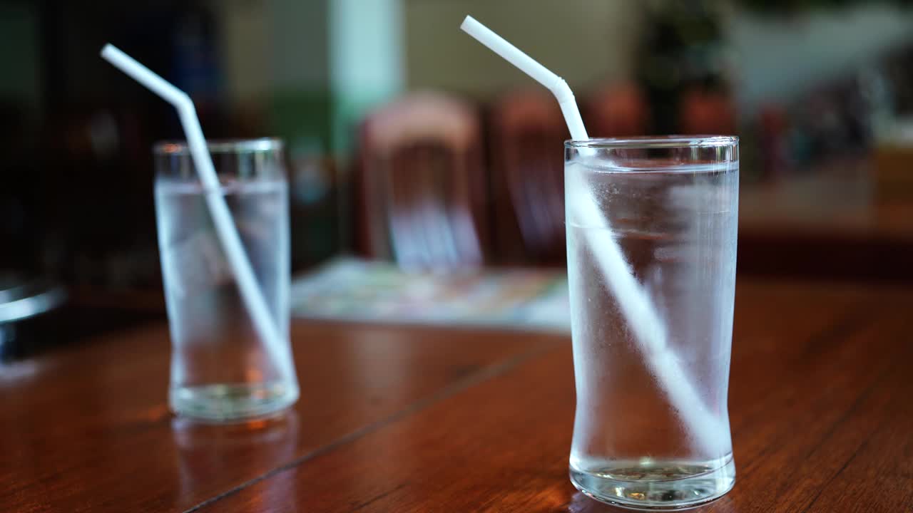 喝加冰块的玻璃杯水视频素材