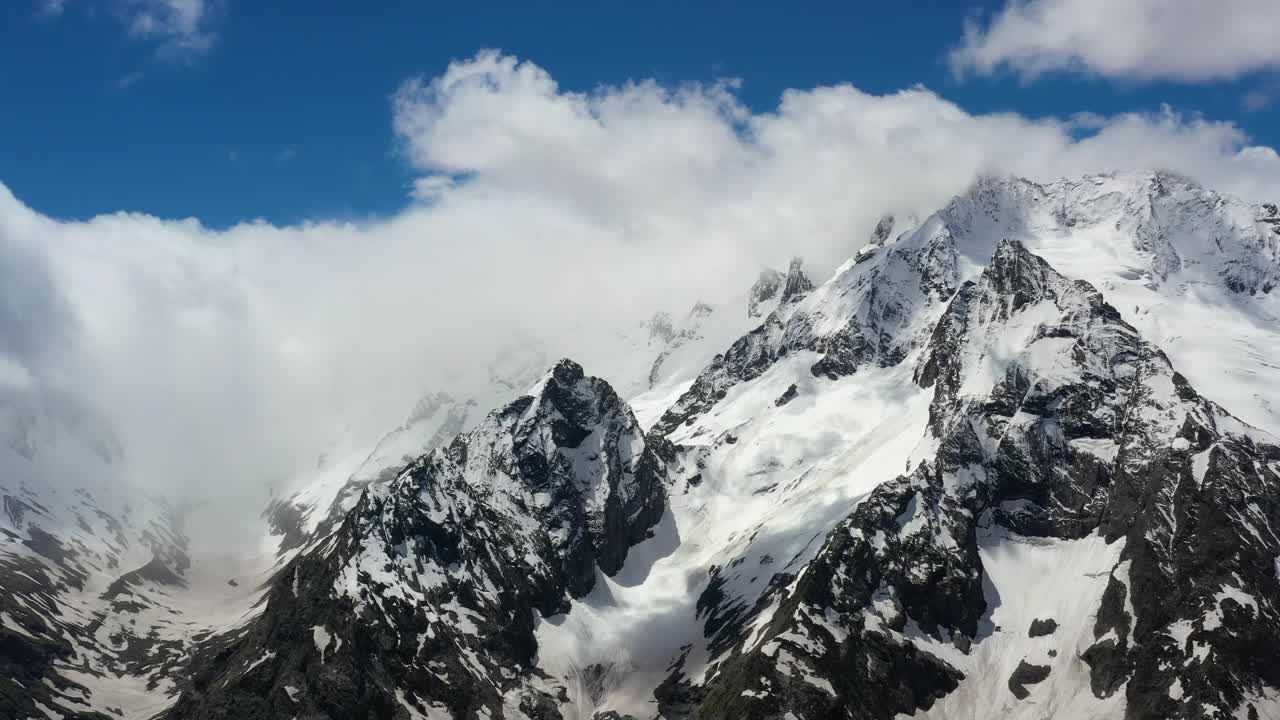 空中飞行穿过美丽的冰雪覆盖的山峰和冰川。视频素材