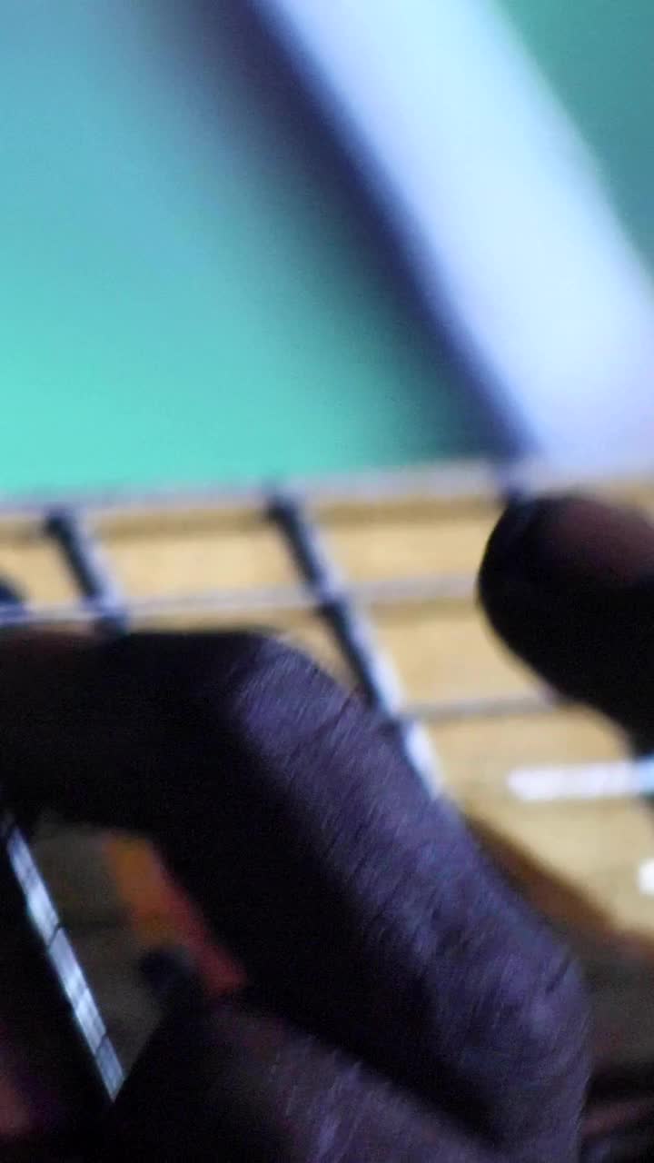 垂直视频黑手指按电吉他弦视频下载