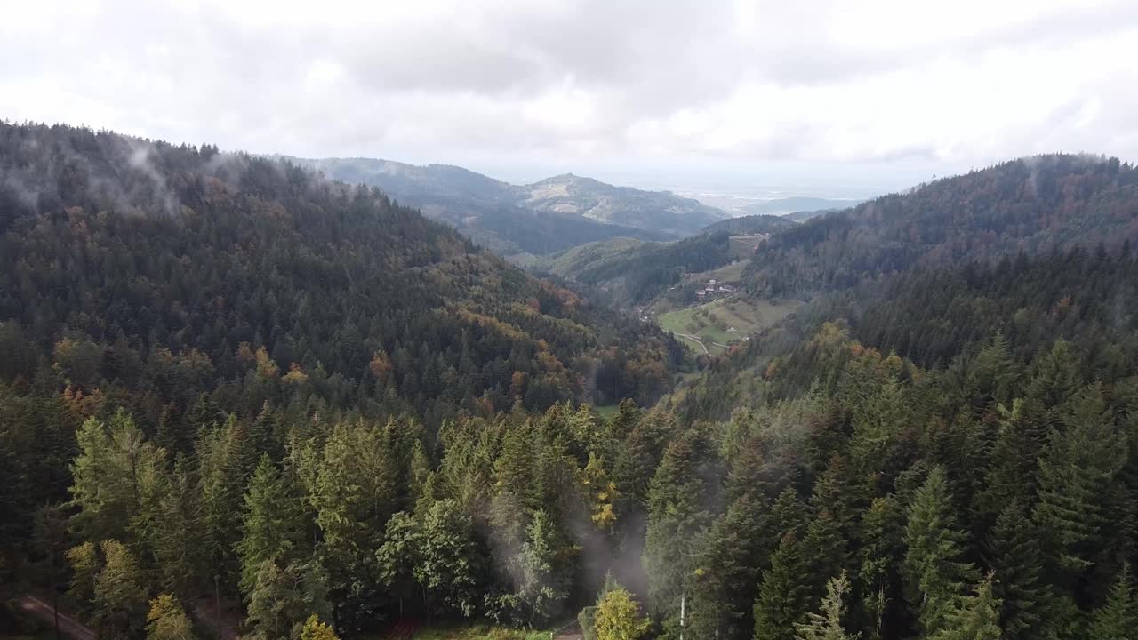 在4K中，绿色森林覆盖的山脉鸟瞰图视频下载