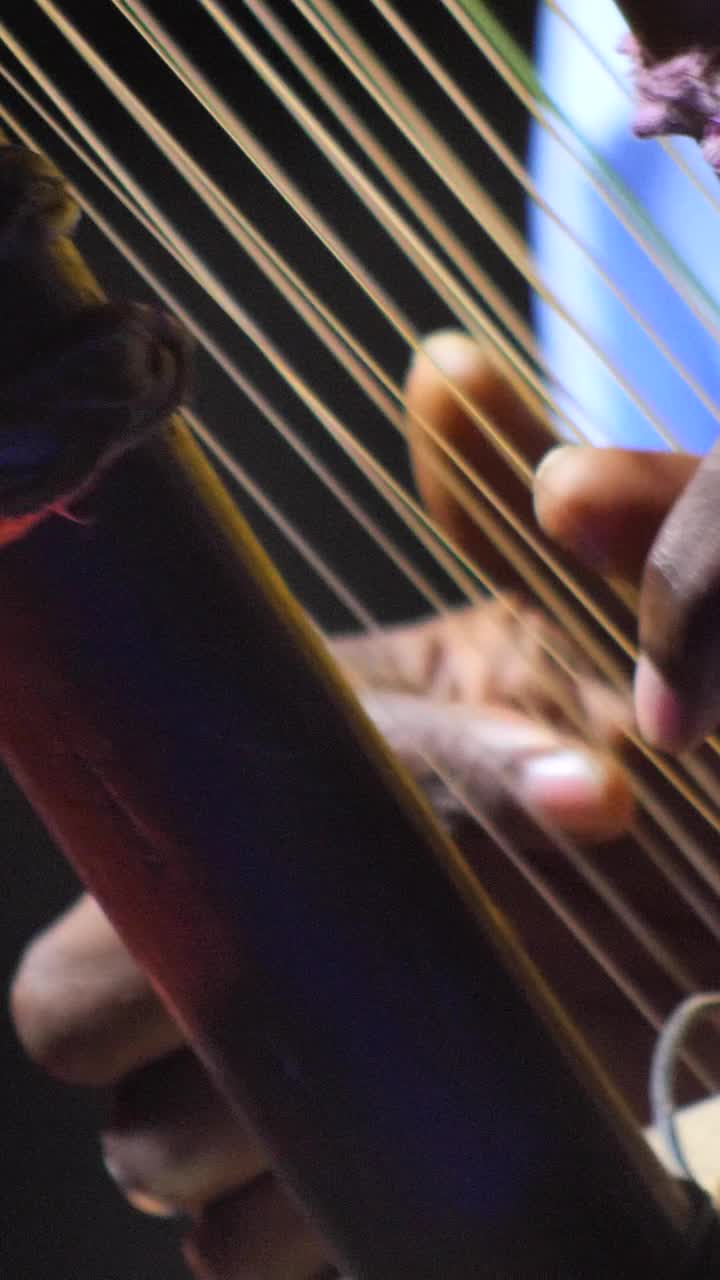 垂直视频的黑人手与环拔科拉琴乐器的琴弦视频下载