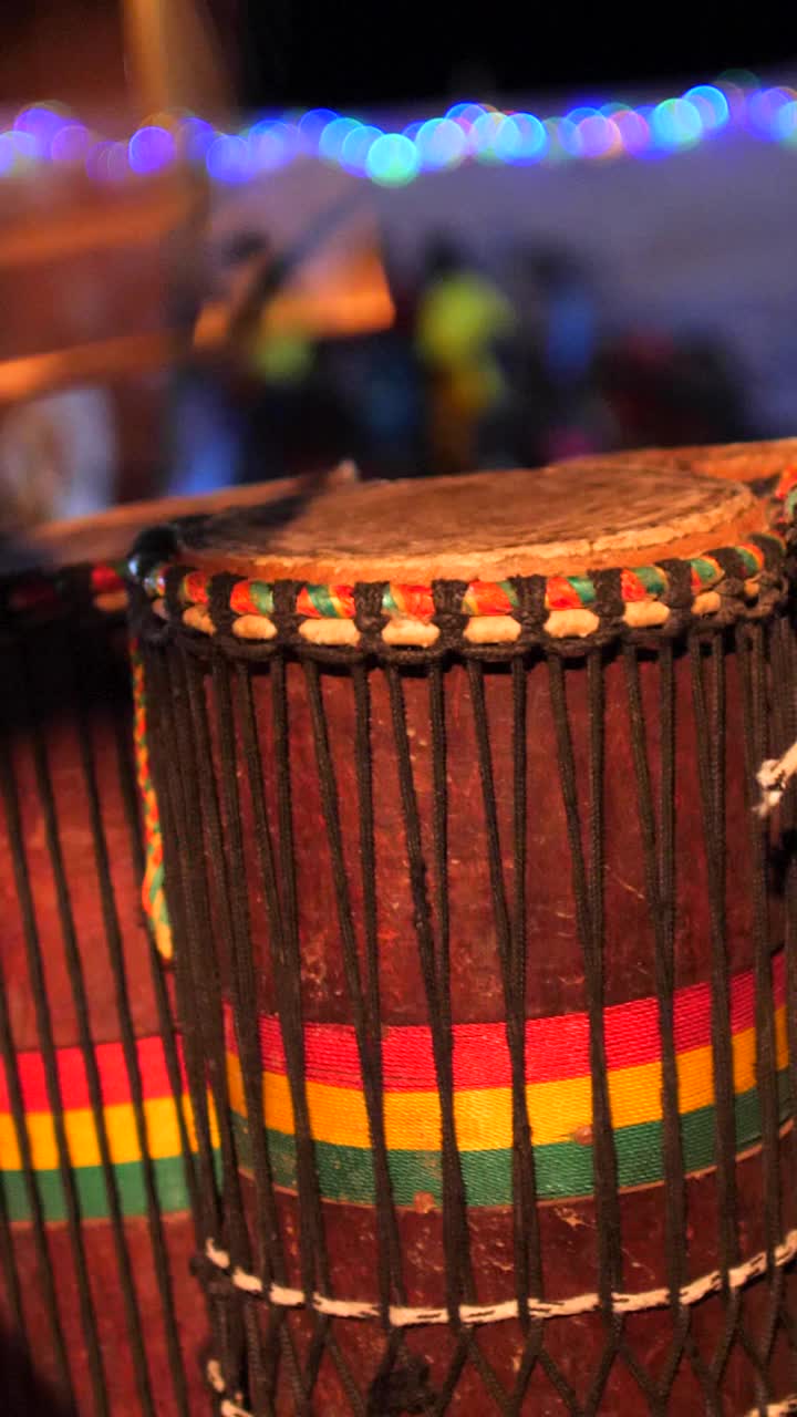 垂直视频的一束康加斯鼓演奏木棍由站立的黑人视频下载