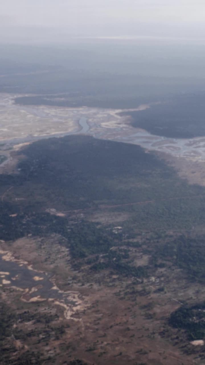 垂直视频回水与红树林在塞内加尔的河流视频下载