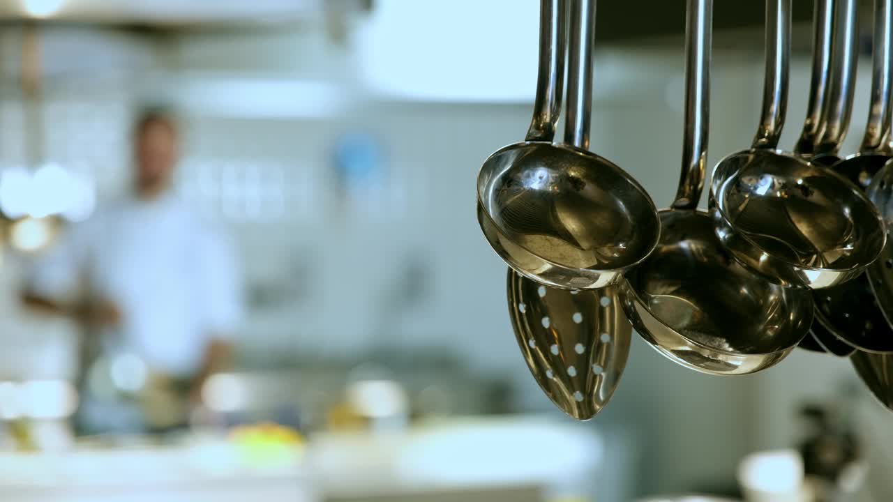 厨师烹饪在专业厨房背景模糊。视频下载