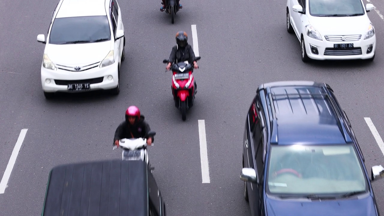 印度尼西亚楠榜港的汽车交通视图视频下载
