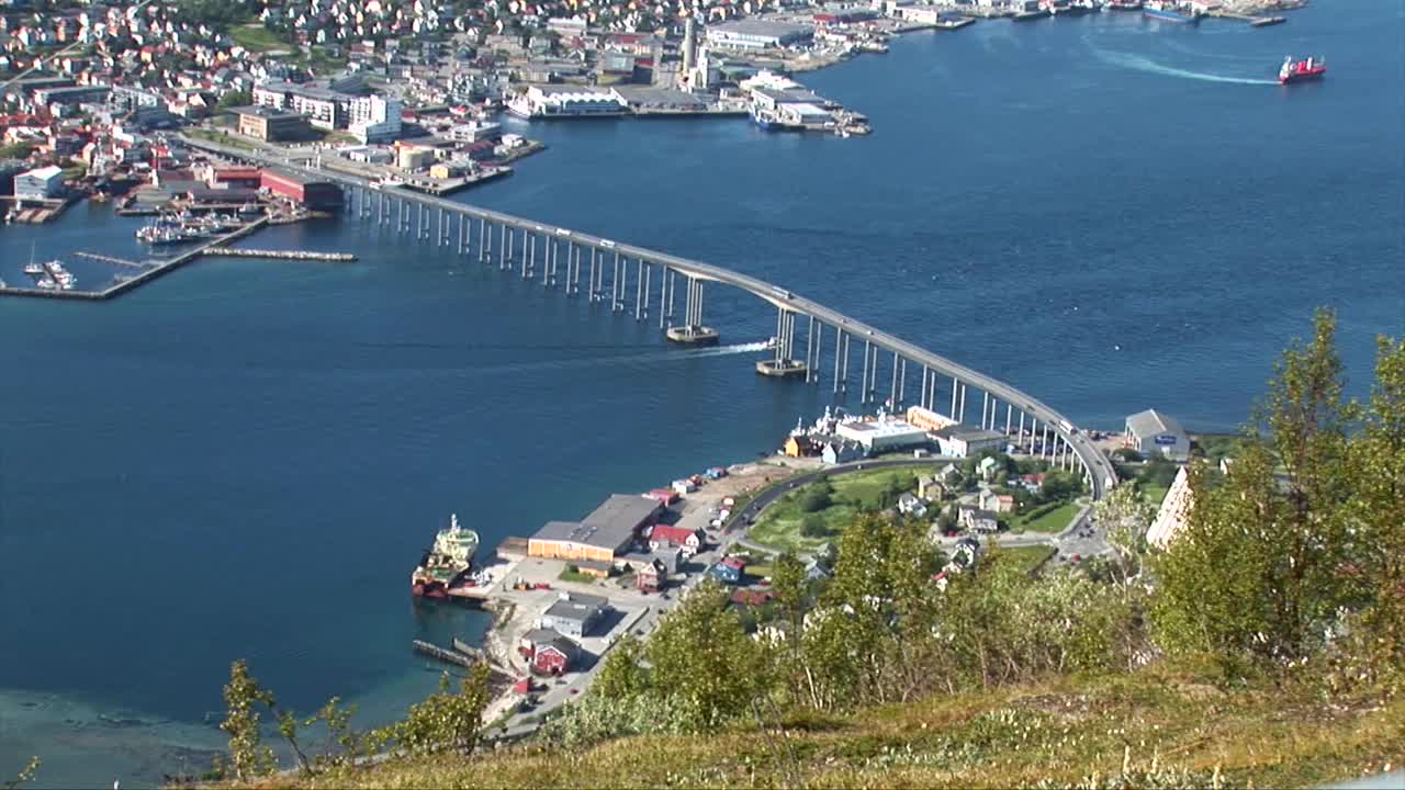 特罗姆瑟桥的时间推移视图-特罗姆瑟，挪威，斯堪的纳维亚视频下载