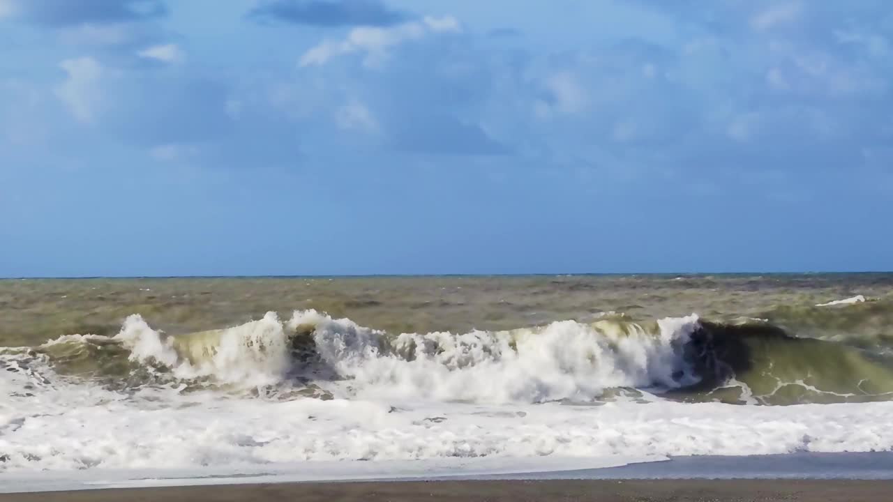 海洋风暴海浪花大浪风景海岸蓝天。极端海浪。海浪破碎溅起的海水泡沫的力量视频素材