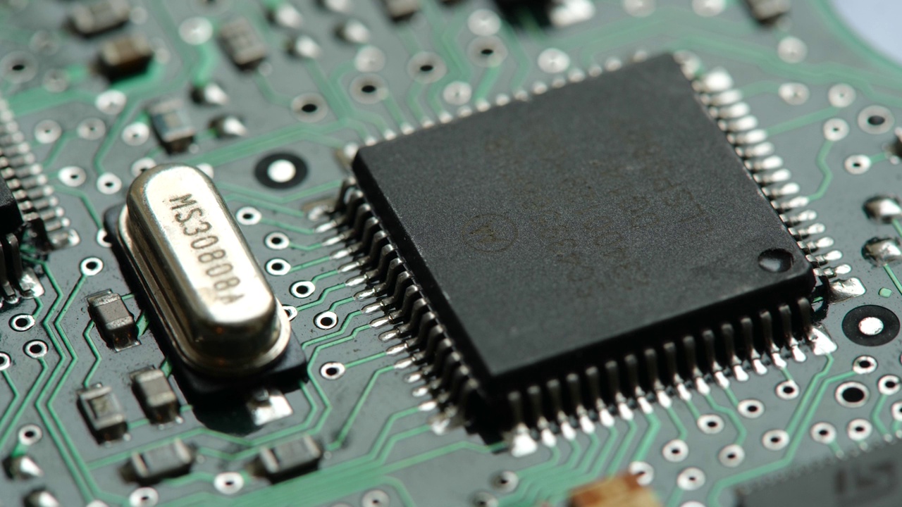小型微处理器、微控制器芯片上的一个通用的现代台式PC电脑主板，对象宏，极端特写，放大，无人电子元件短缺概念，电路板视频素材