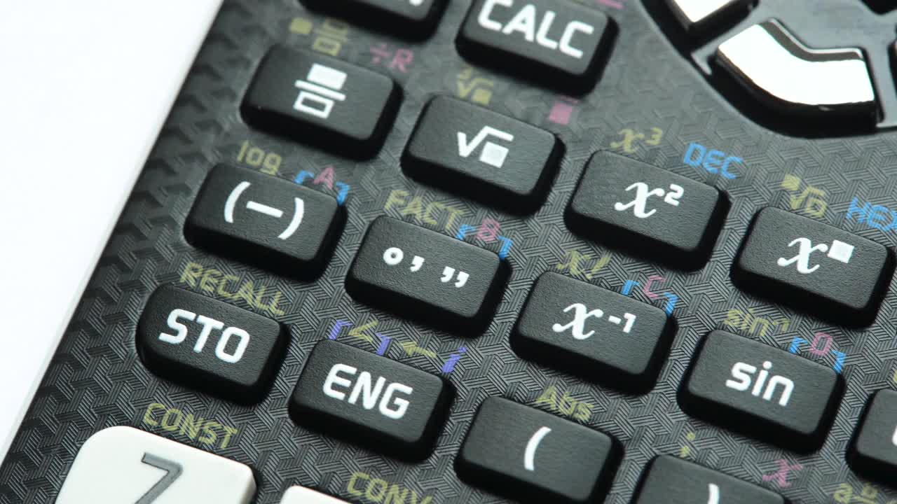 数学功能上的专业科学计算器，简单的数学功能按钮，键对象宏，细节，极端特写，放大，没有人。计算器与许多功能近距离视频下载