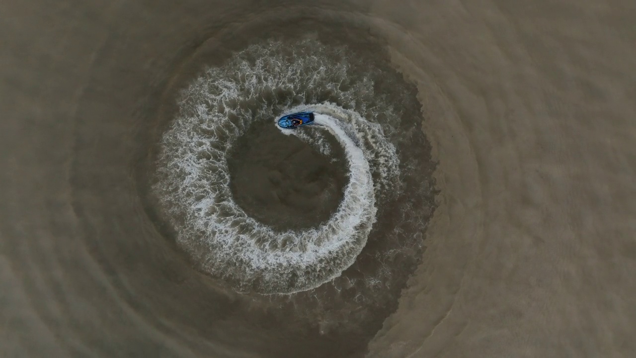 在泰国普吉岛的安达曼海上，一艘私人船只正上方的无人机视频创造了一个圆圈形状的尾流视频下载