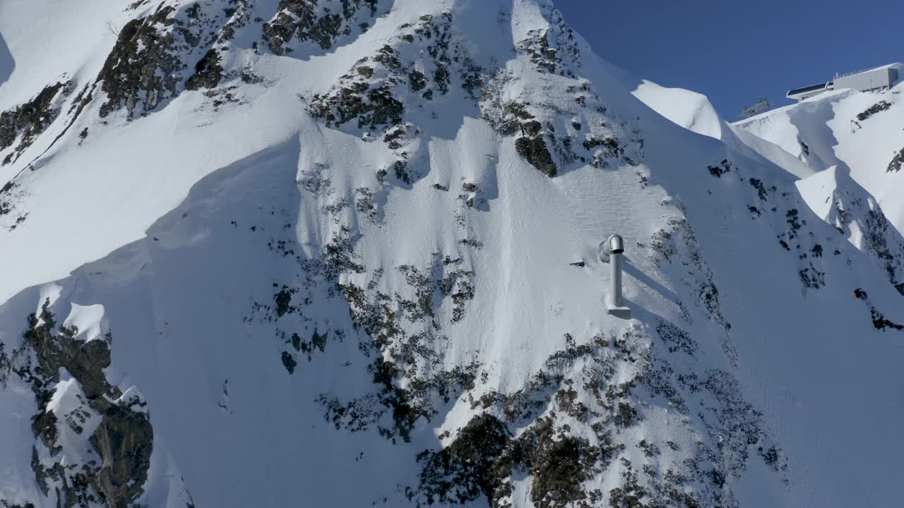 雪山飞离煤气管道石坡峭壁如画的冬季景观鸟瞰视频素材