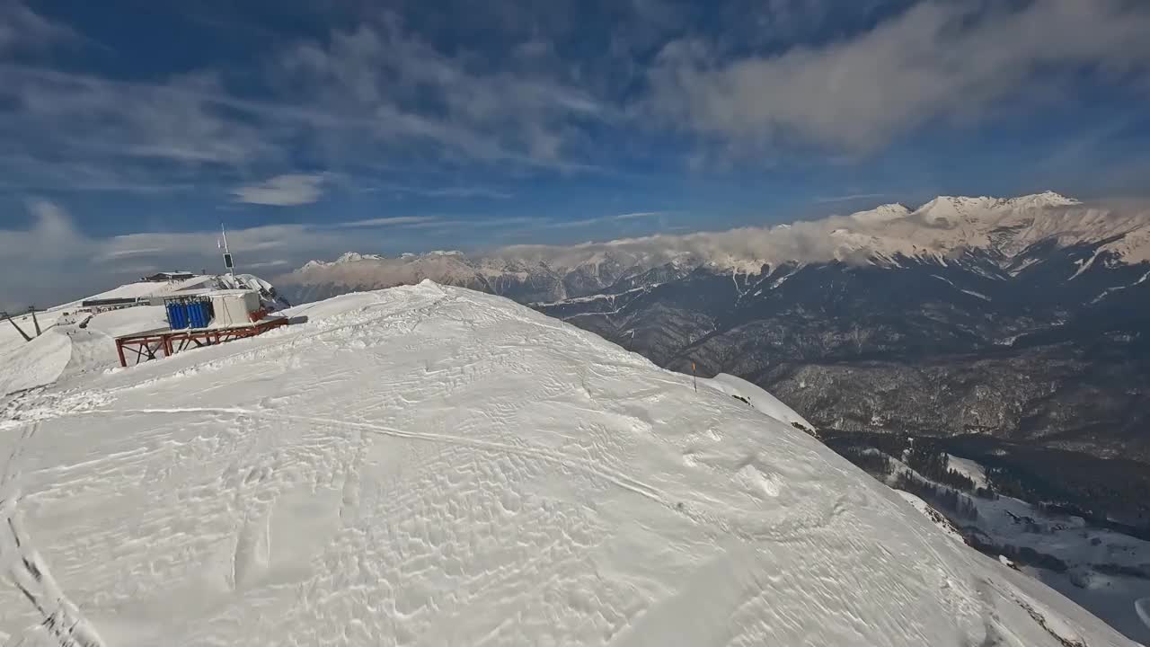雪山峰顶速潜滑雪场风景如画全景自然环境鸟瞰视频素材