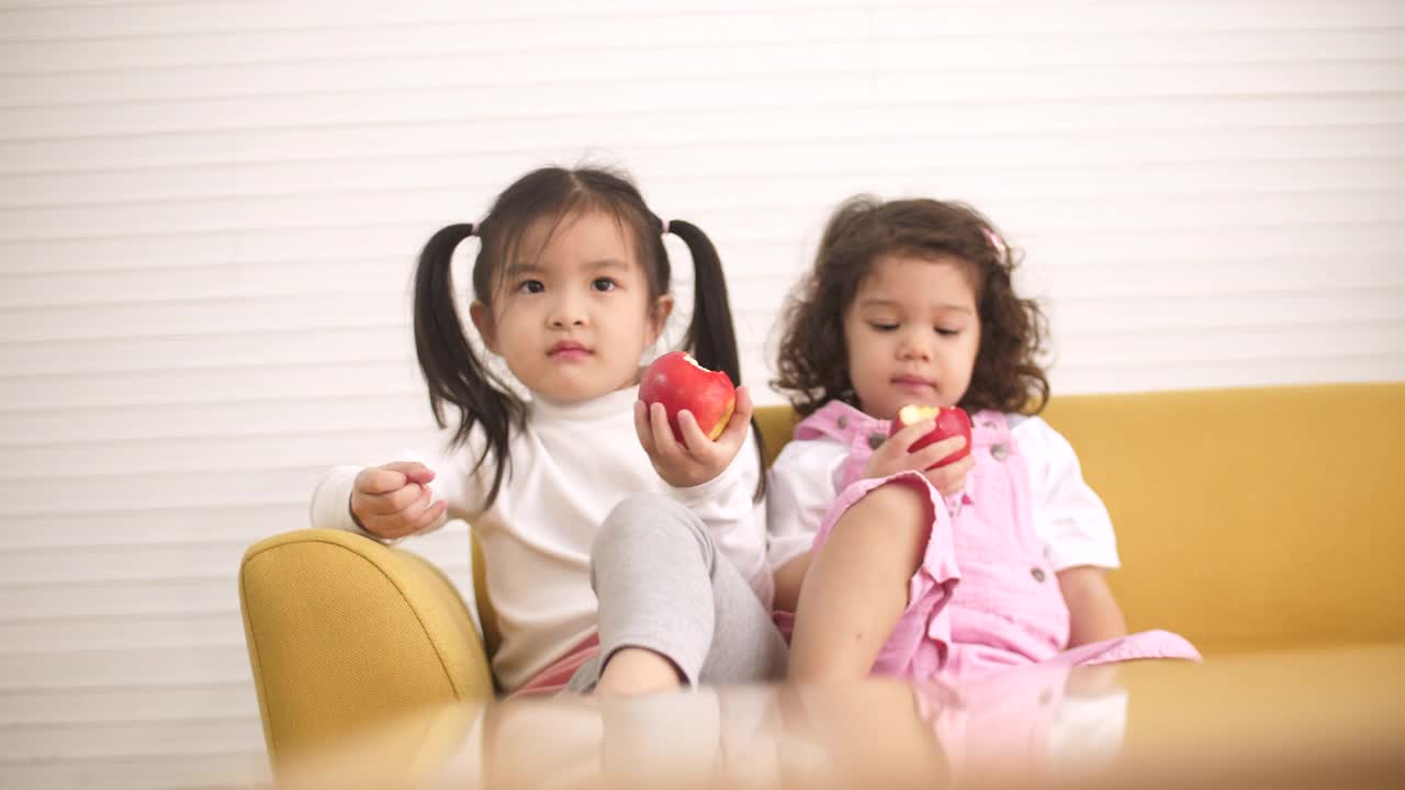 孩子吃苹果视频素材
