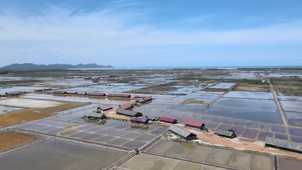 在贡布省，储存盐的仓库和田地在阳光明媚的日子里是闲置的视频素材