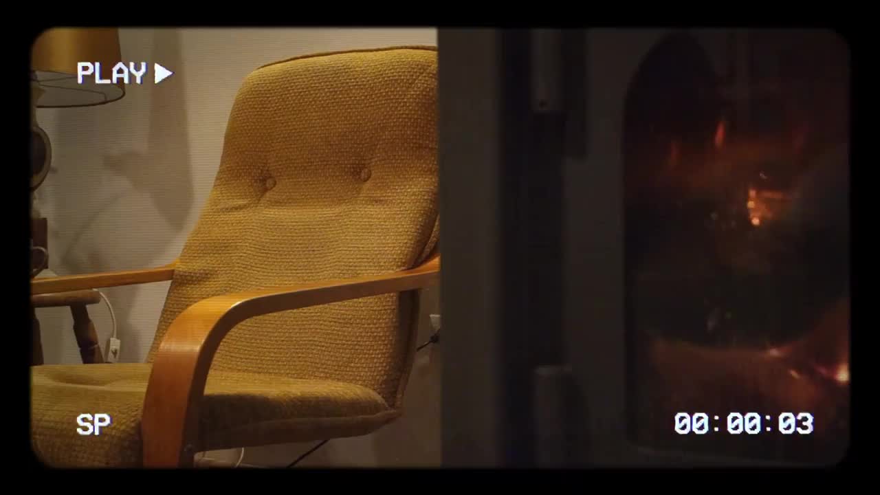 房子里有壁炉和扶手椅。视频素材
