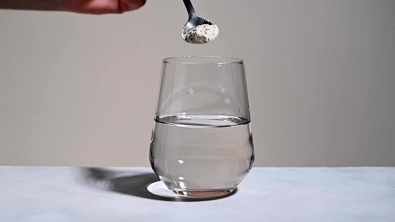 在一杯水中加入胶原蛋白或蛋白粉。视频下载