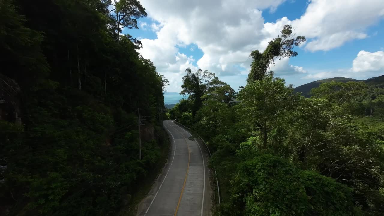 被热带雨林包围的道路无人机视图视频素材