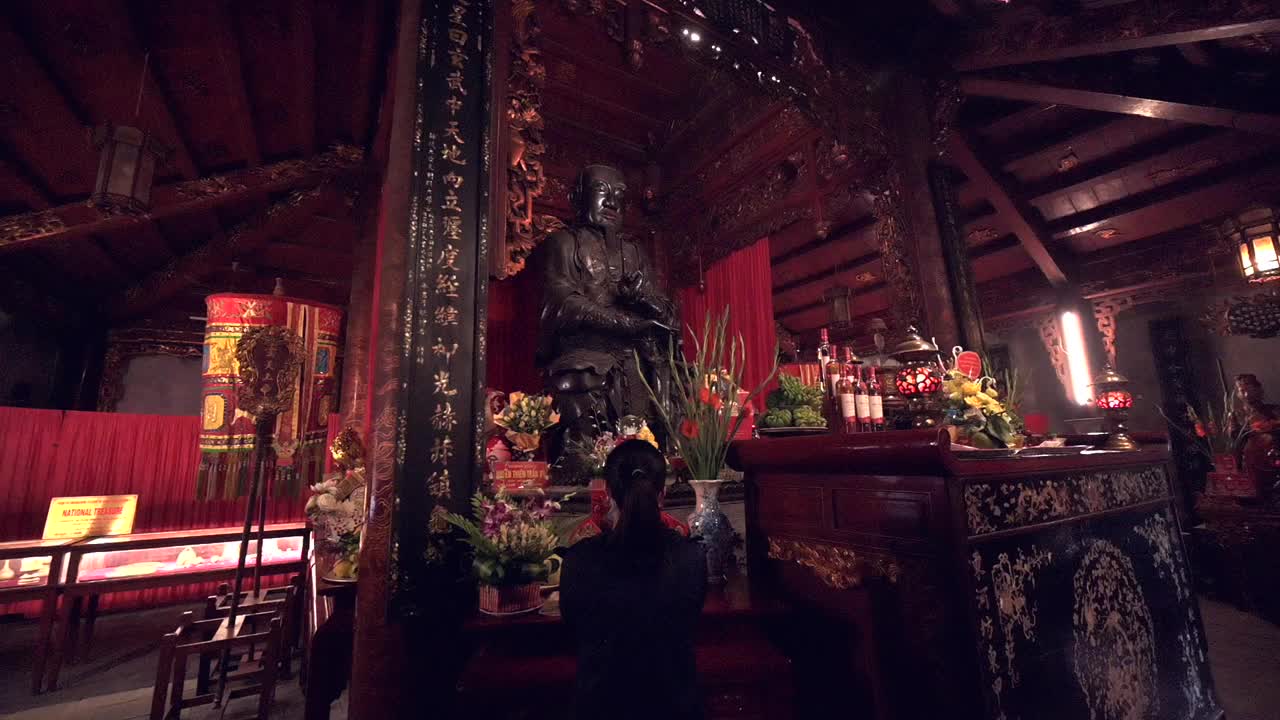 越南河内全清寺的巨型青铜Tran Vu雕像视频下载