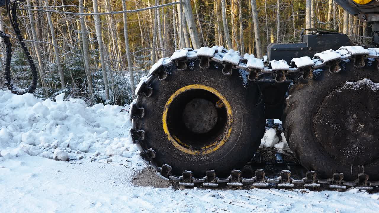 爱沙尼亚的树木收割机在厚厚的雪地上视频下载