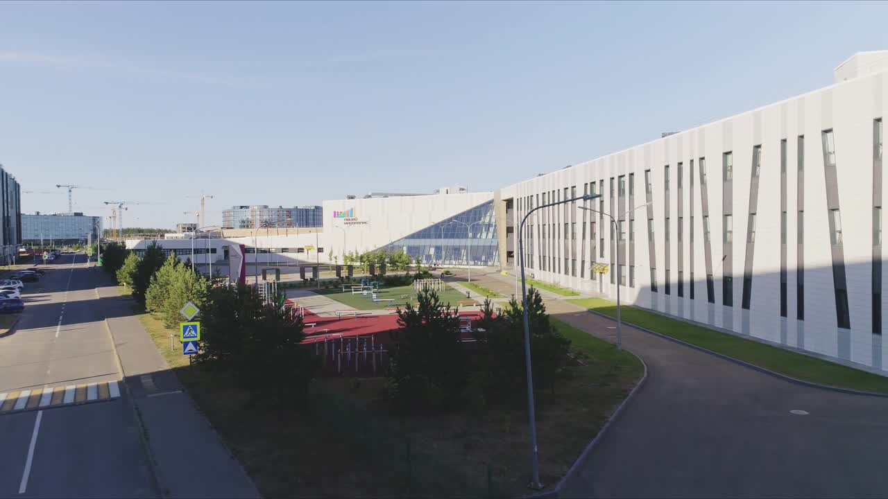 学校大楼附近有训练人员的大型空运动场视频下载