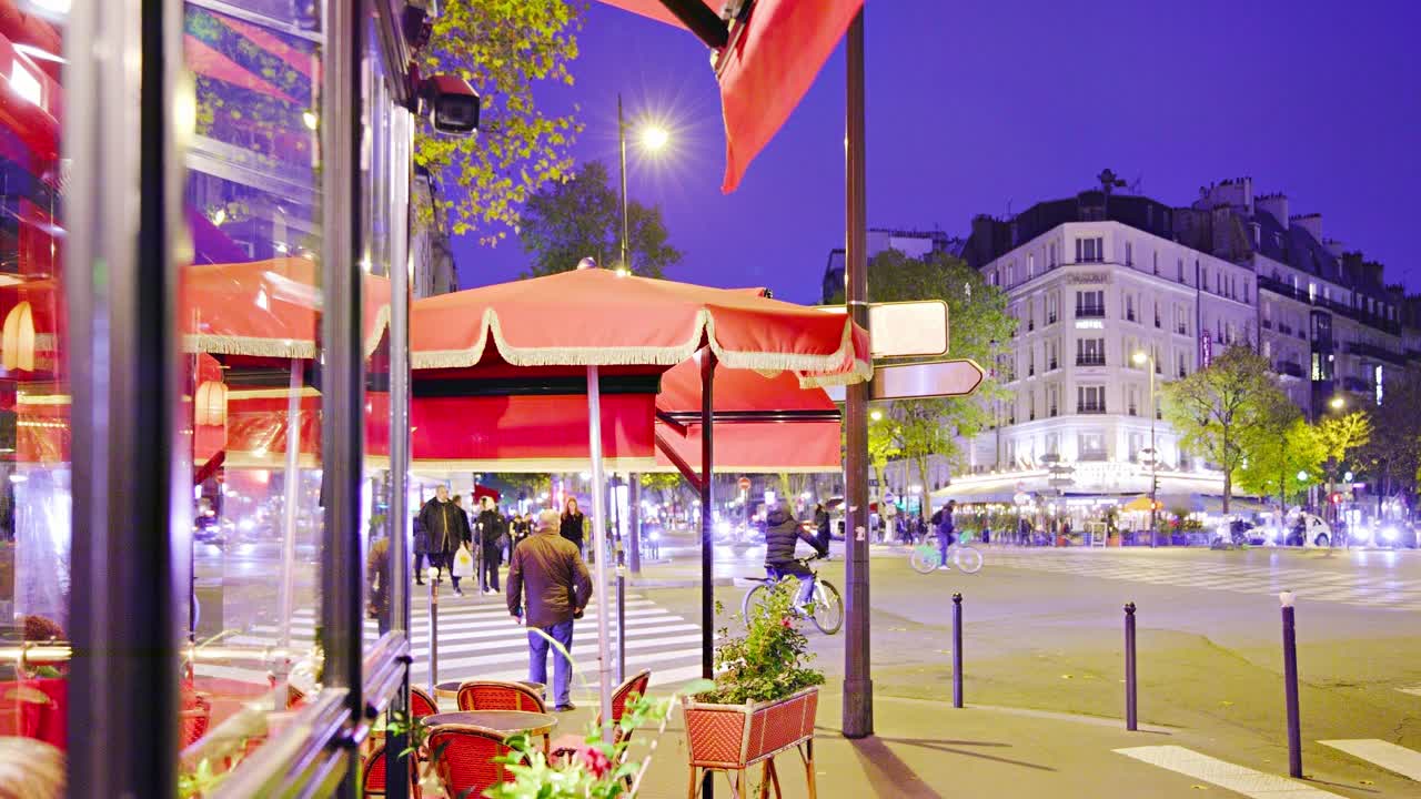 巴黎夜街。咖啡馆。住宅建筑。交通视频素材