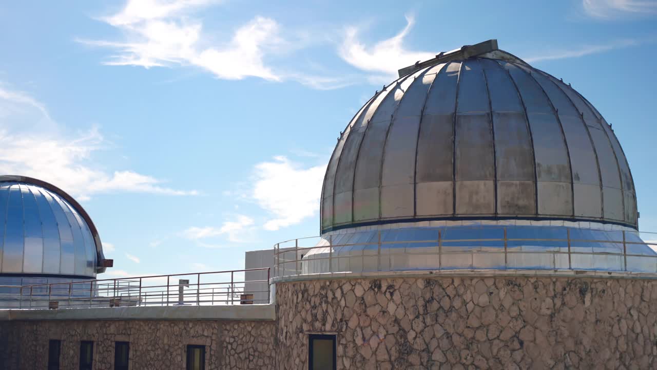 科学观测站建筑采用金属圆顶，用于外太空研究和大气监测，天文馆站位于山脚下，传输重要的科学信息数据视频下载