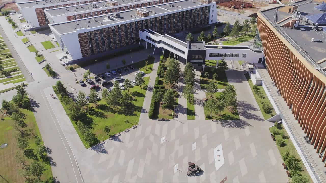 连接大学建筑群的天桥视频素材