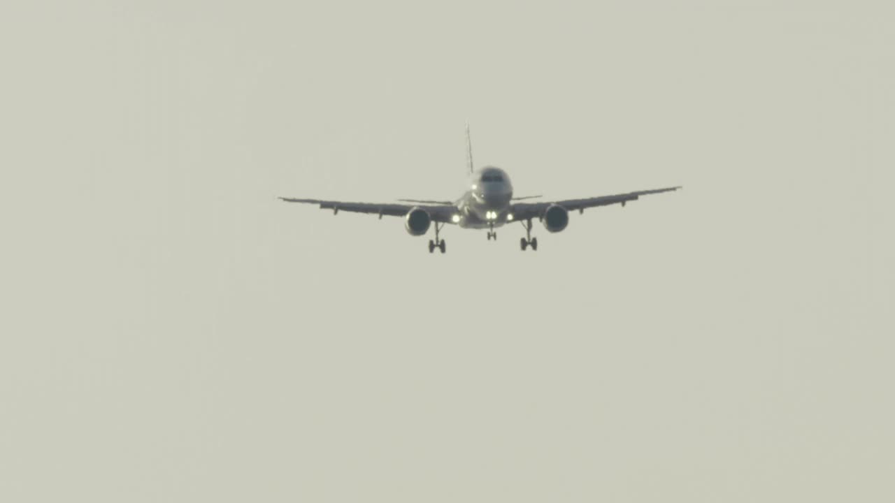 相机倾斜跟随飞机降落在清晨视频素材
