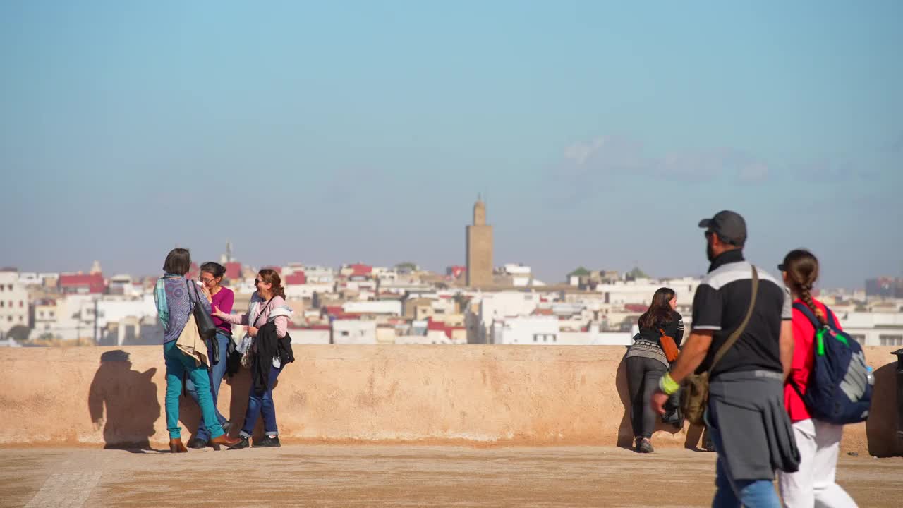 当地人和游客在摩洛哥拉巴特享受美好的一天视频下载
