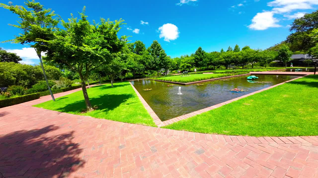在Lourensford葡萄酒庄园前有一个喷泉的公园视频下载