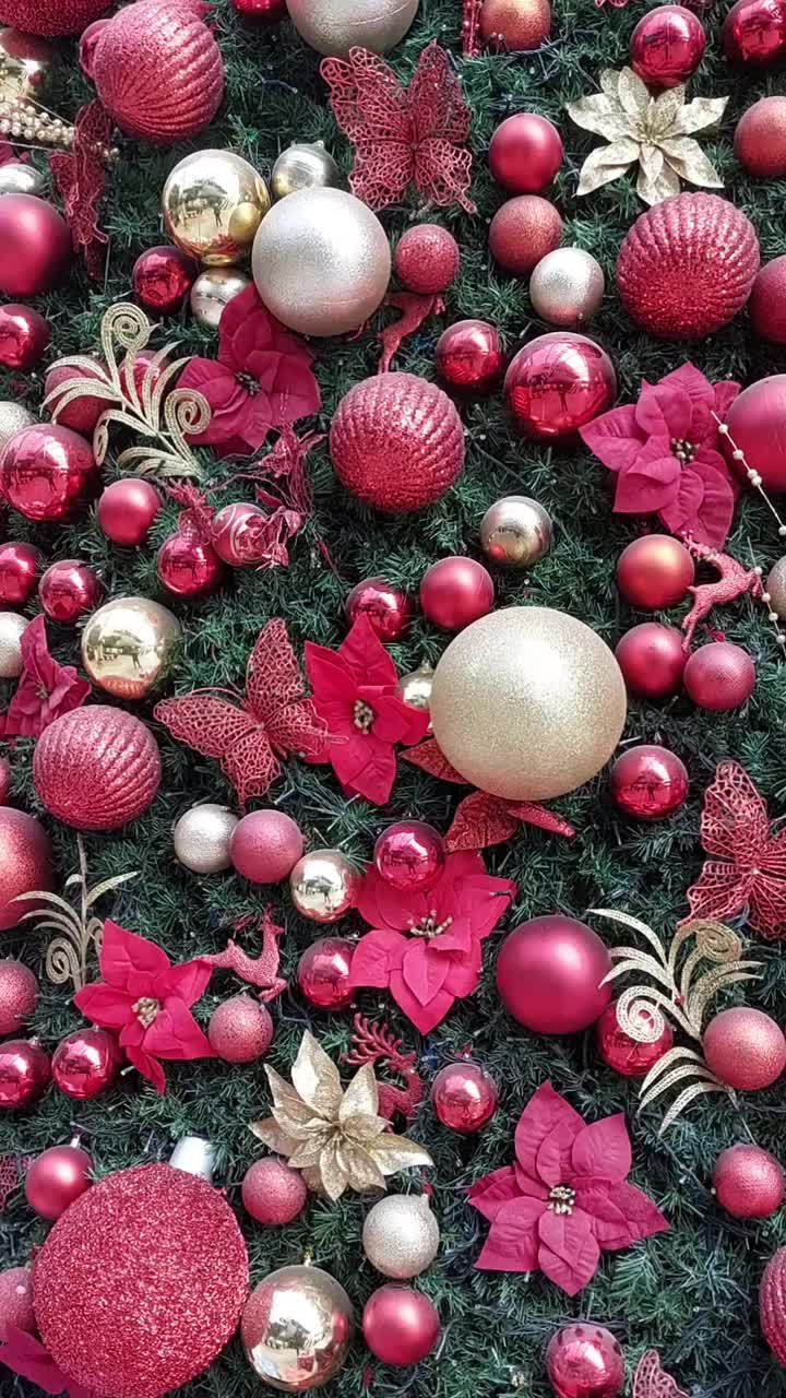 圣诞装饰和装饰品、彩灯、圆球和圣诞树视频下载