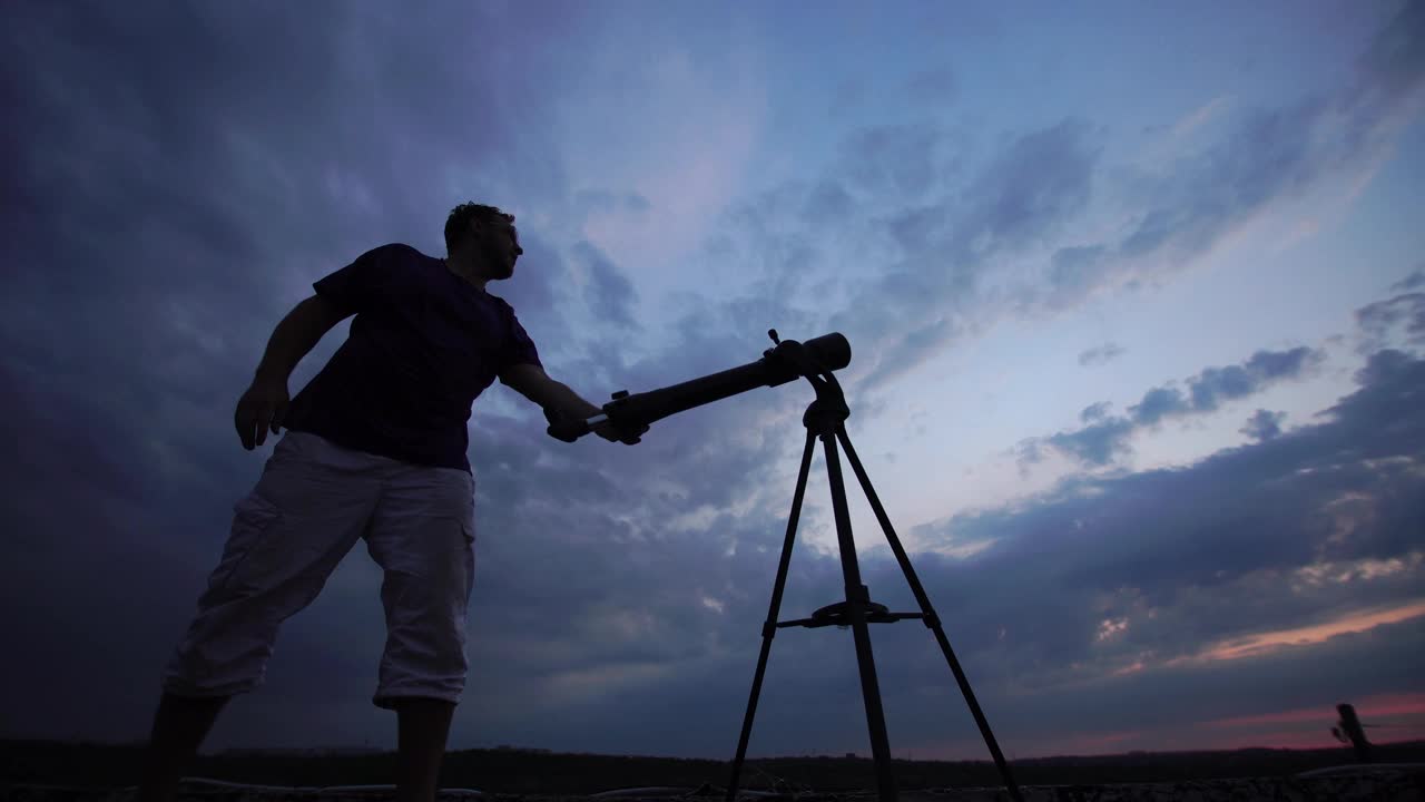 一个人用望远镜看夜空视频素材