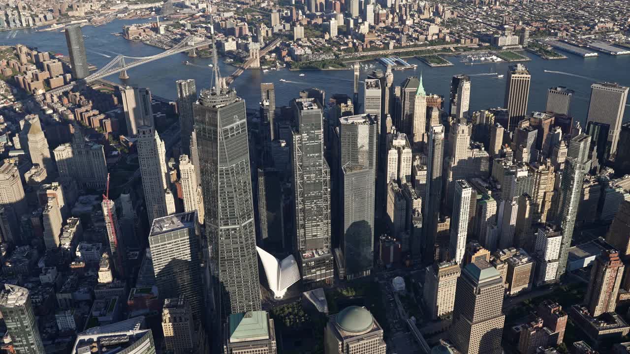 鸟瞰世界贸易中心和东河的背景视频下载