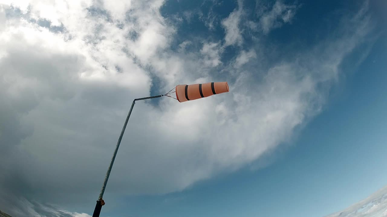 橙色沙滩安全风袜测量大风天气速度慢动作视频下载