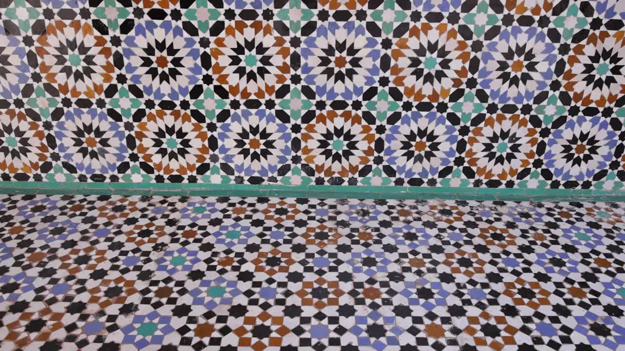 摩洛哥马拉喀什本·优素福宗教学校的瓷砖视频下载