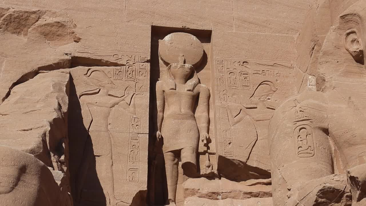拉美西斯二世的巨型雕像和古埃及太阳神阿布辛贝的雕像视频下载