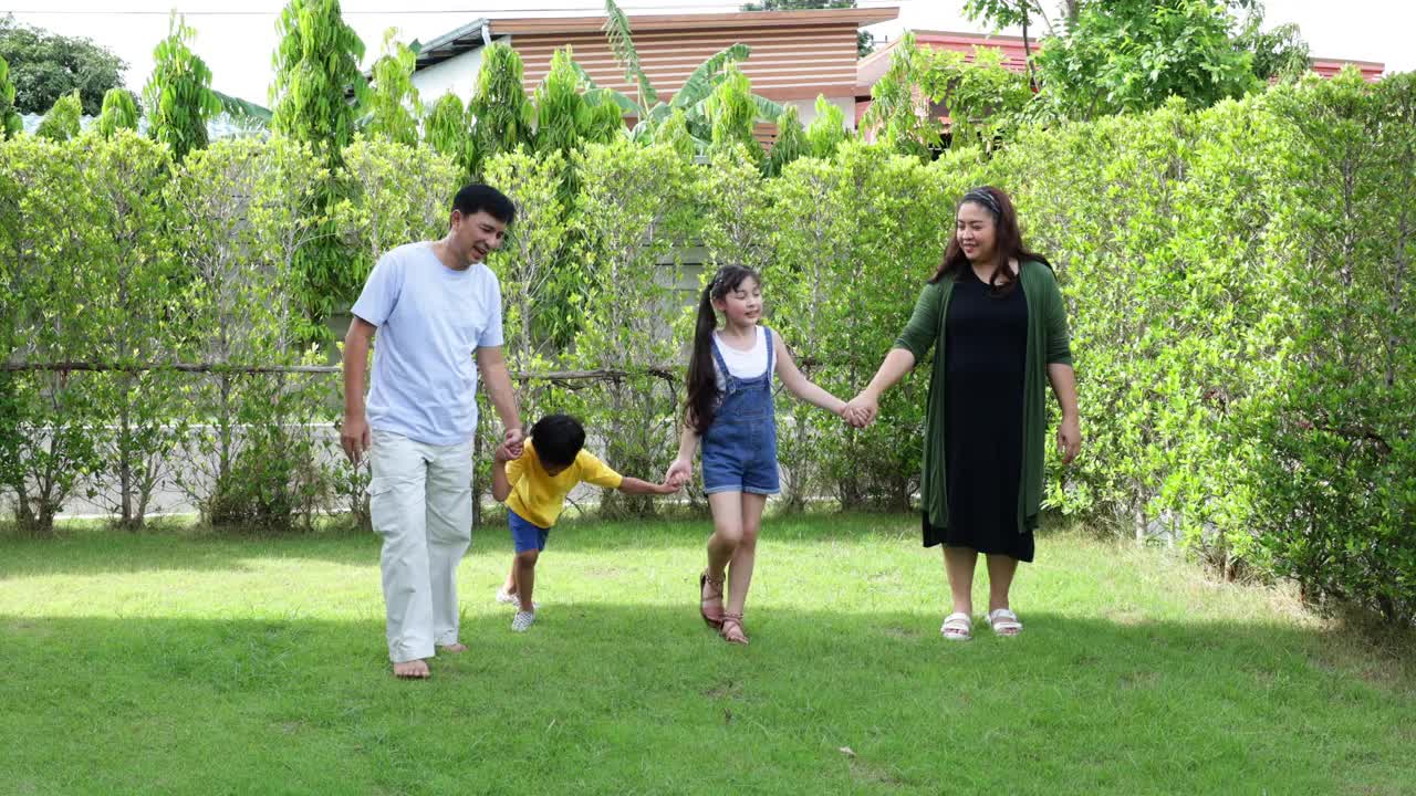 幸福的家庭一起在后院散步。视频素材