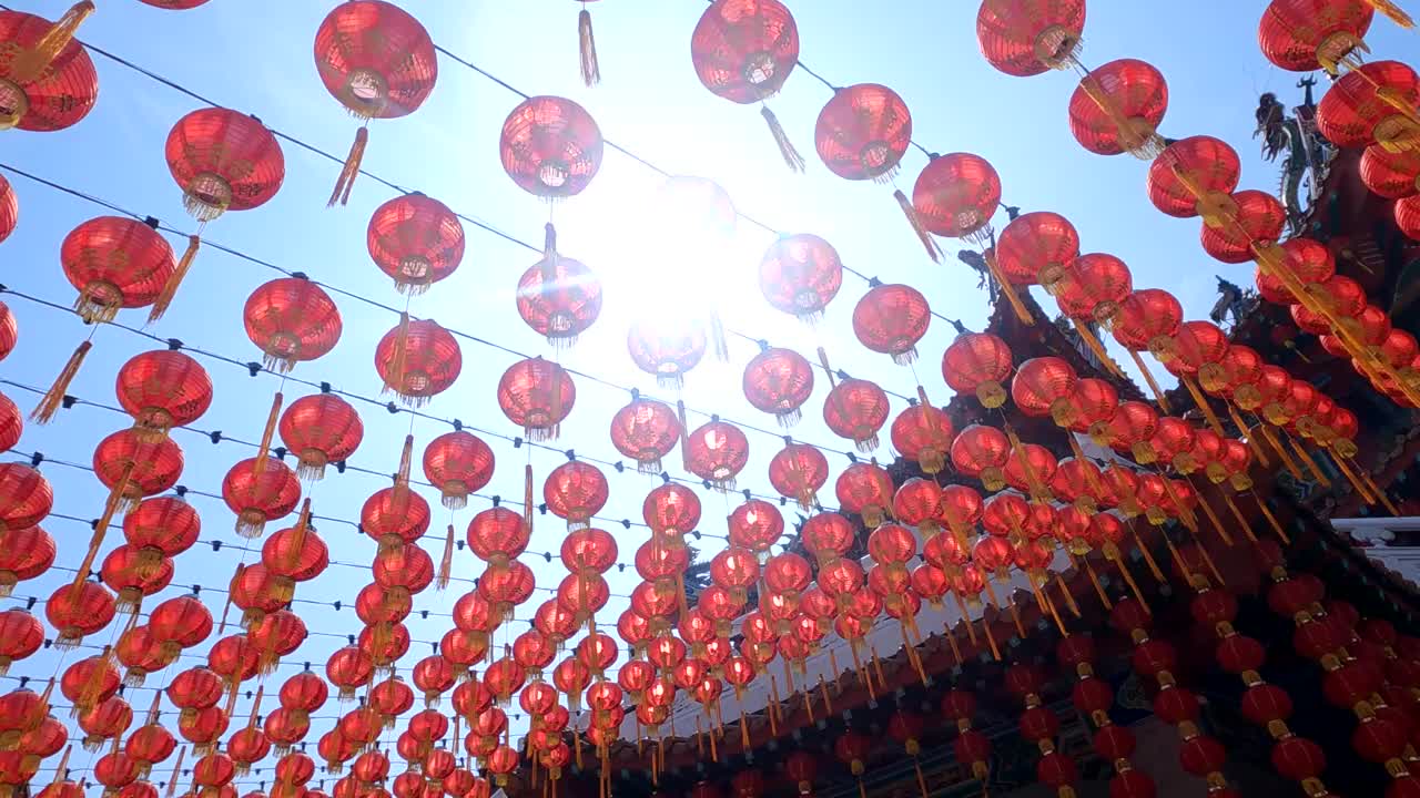 春节期间人们在庙里做礼拜视频素材