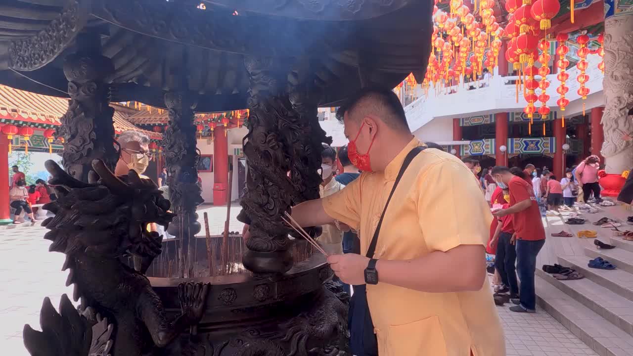 春节期间人们在庙里做礼拜视频素材