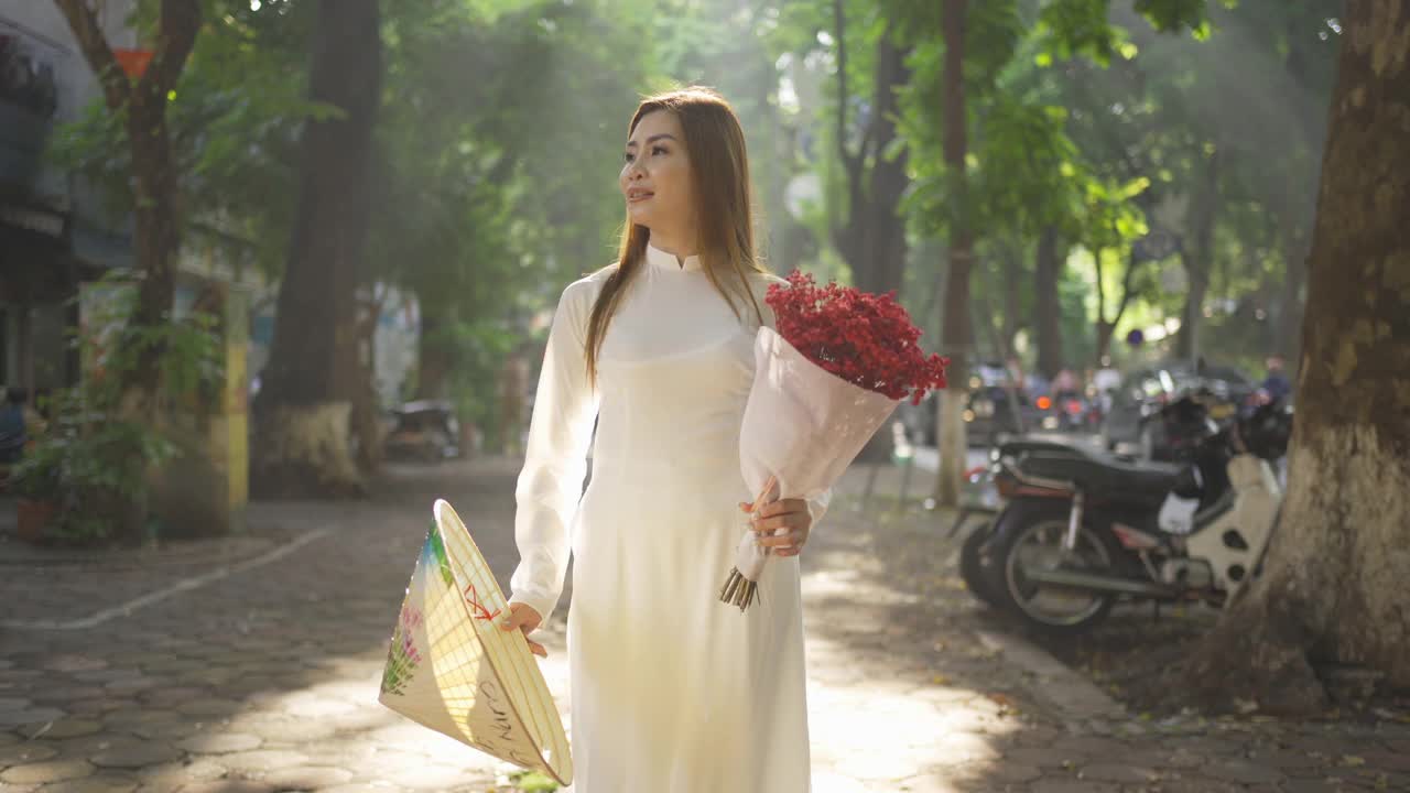 肖像亚洲捧花，越南女子女孩旅行在河内城市城镇，越南。人们的生活方式。视频下载