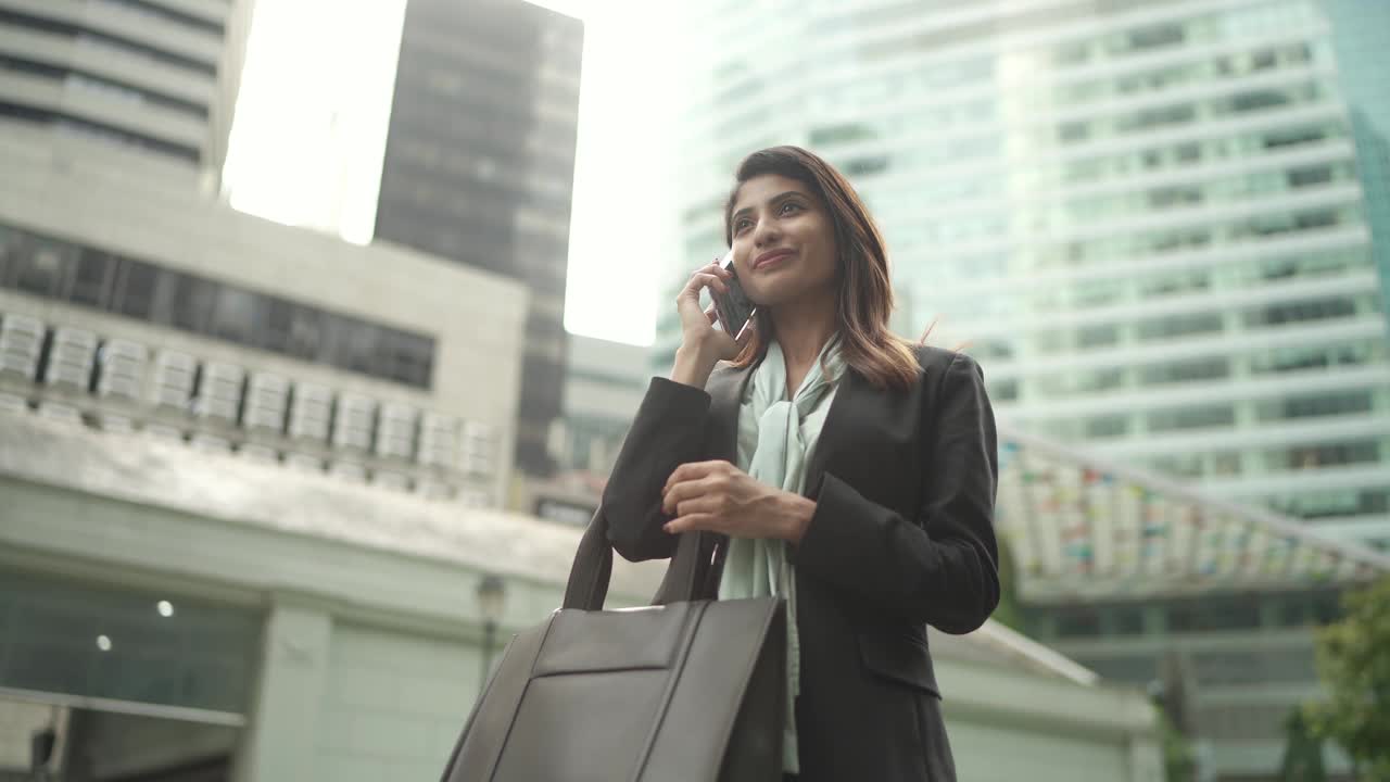 亚裔印度女商人在新加坡市区上班途中打电话视频下载
