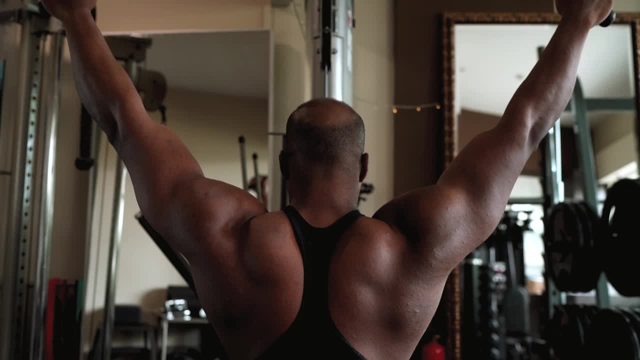 印度健美运动员在健身房做拉下锻炼视频下载