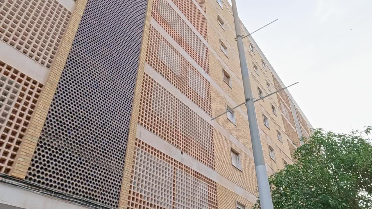 西班牙典型的城市住宅。在大多数窗户，外部卷帘关闭。版本2视频下载