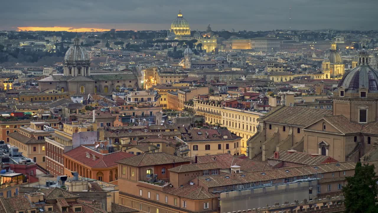 日落后的罗马老城中心。罗马,意大利。罗马梵蒂冈的圣彼得大教堂。4K，超高清视频下载