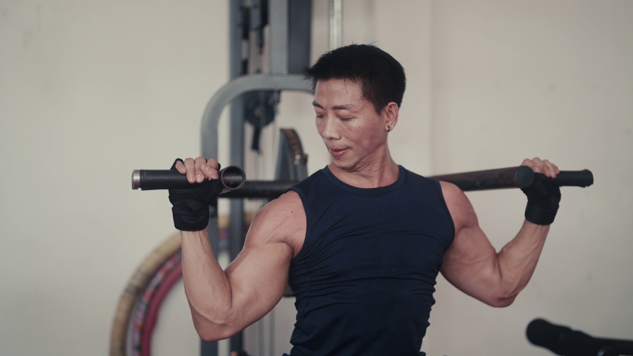 亚洲人在健身房锻炼。视频素材