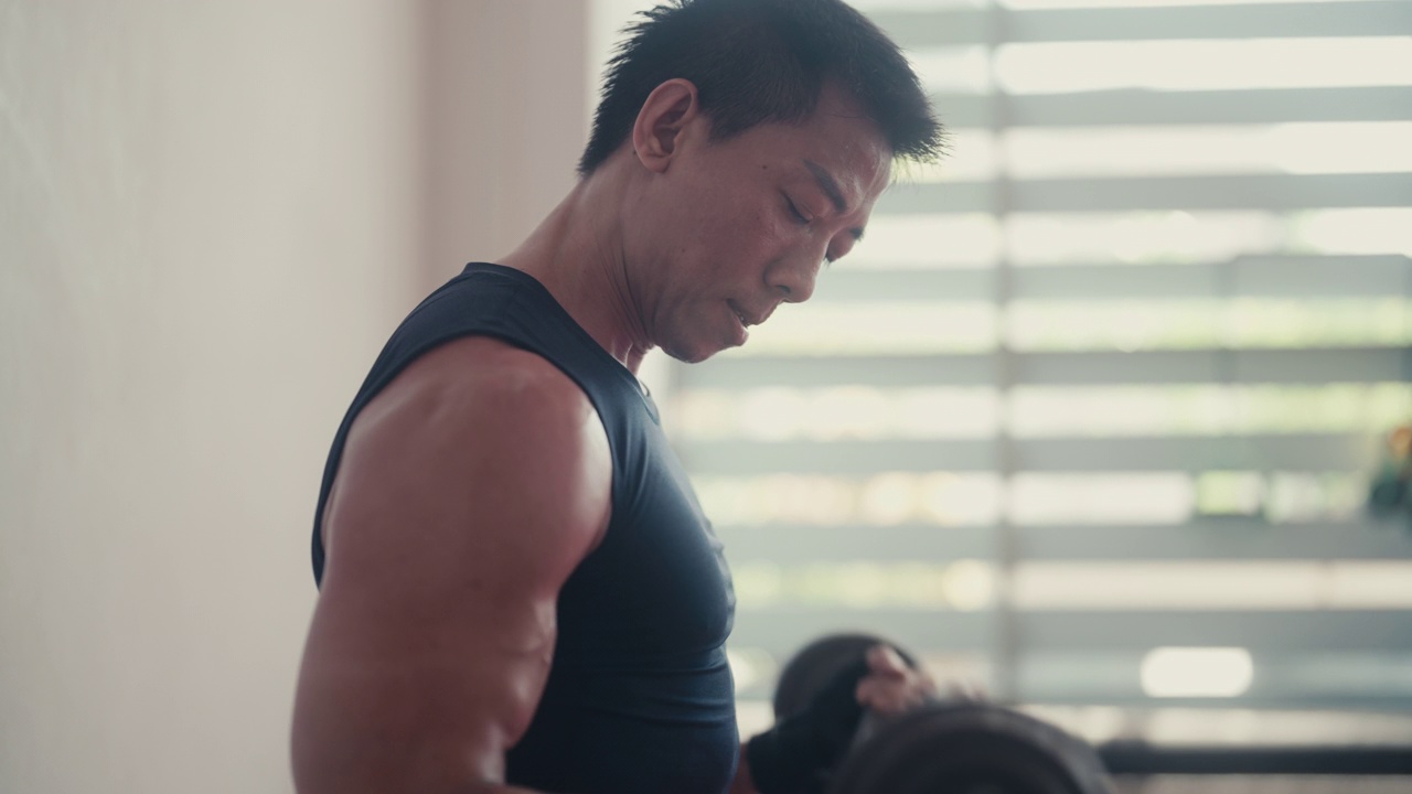 亚洲人在健身房锻炼。视频素材