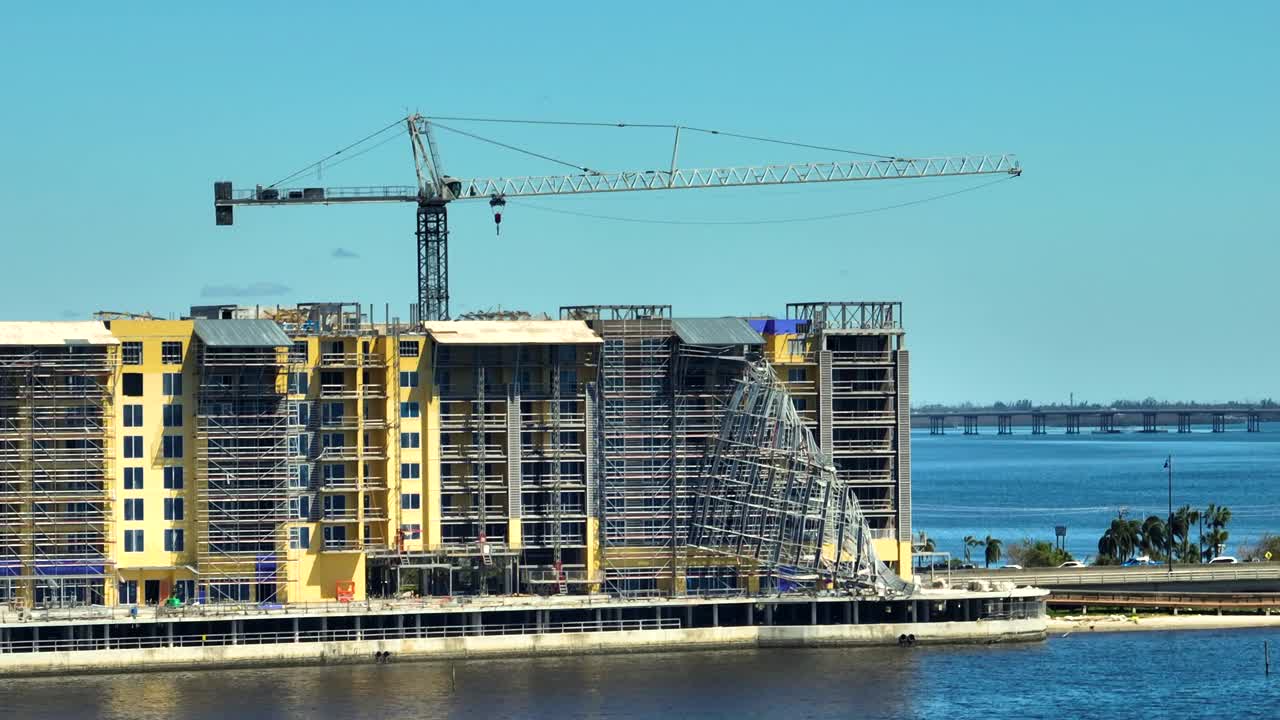 美国夏洛特港高公寓建筑工地上被飓风伊恩摧毁的建筑脚手架的鸟瞰图视频下载